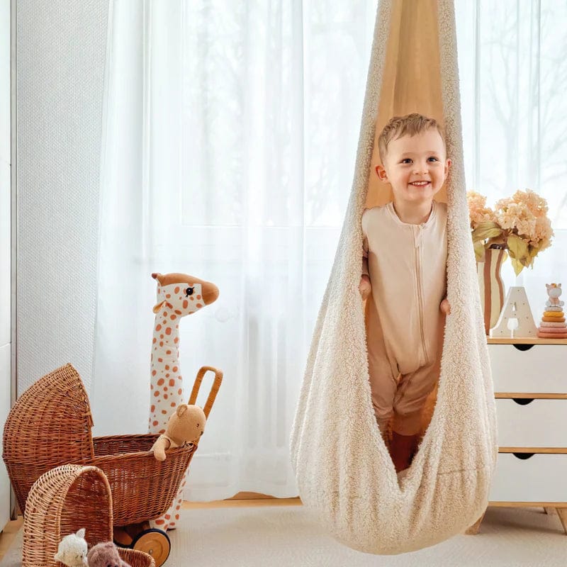 MeowBaby Huśtawka Kokon dla Dzieci - chłopiec w huśtawce