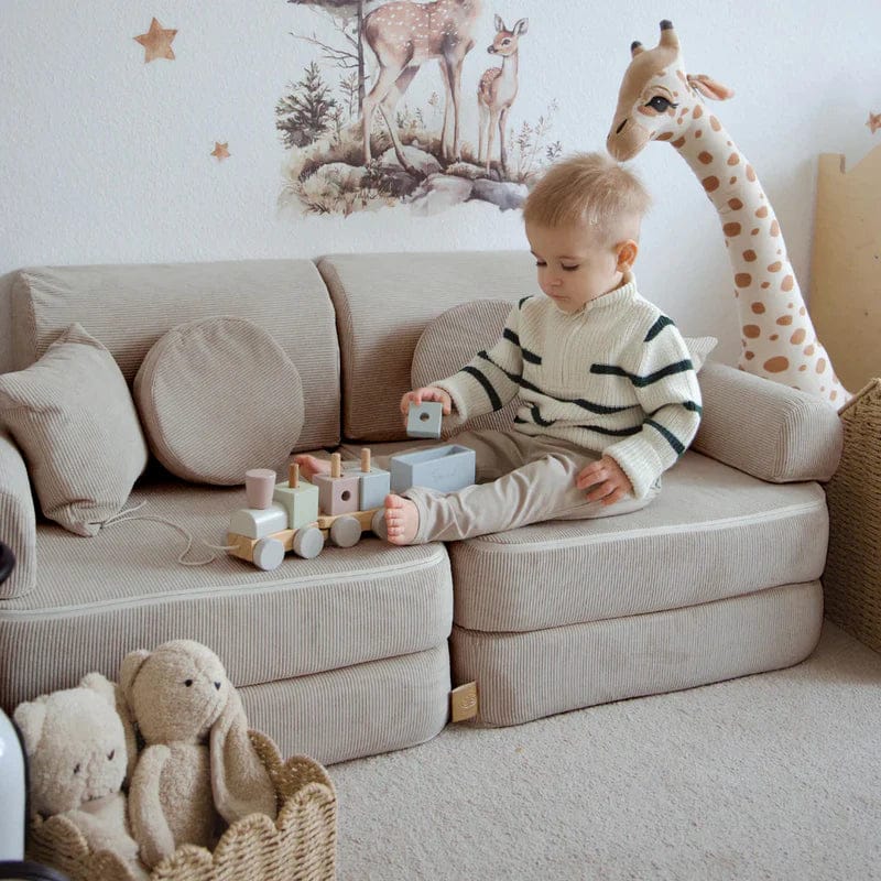 MeowBaby Sofa Modułowa Premium - dziecko na sofie z zabawkami
