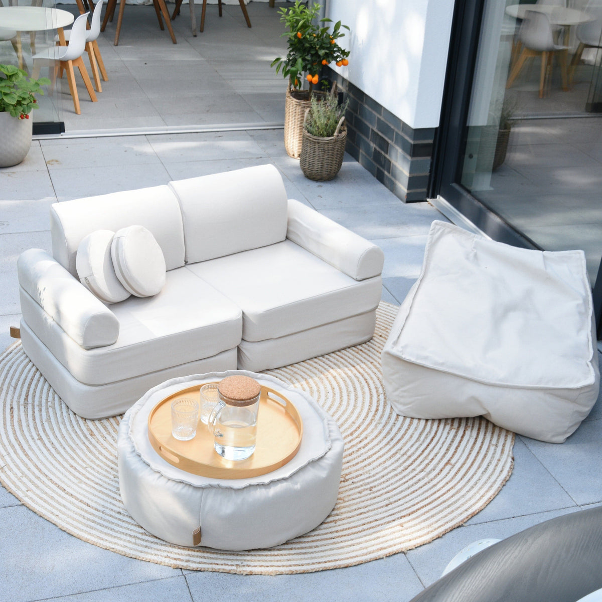 MeowBaby Sofa Ogrodowa Mini Outzy na tarasie
